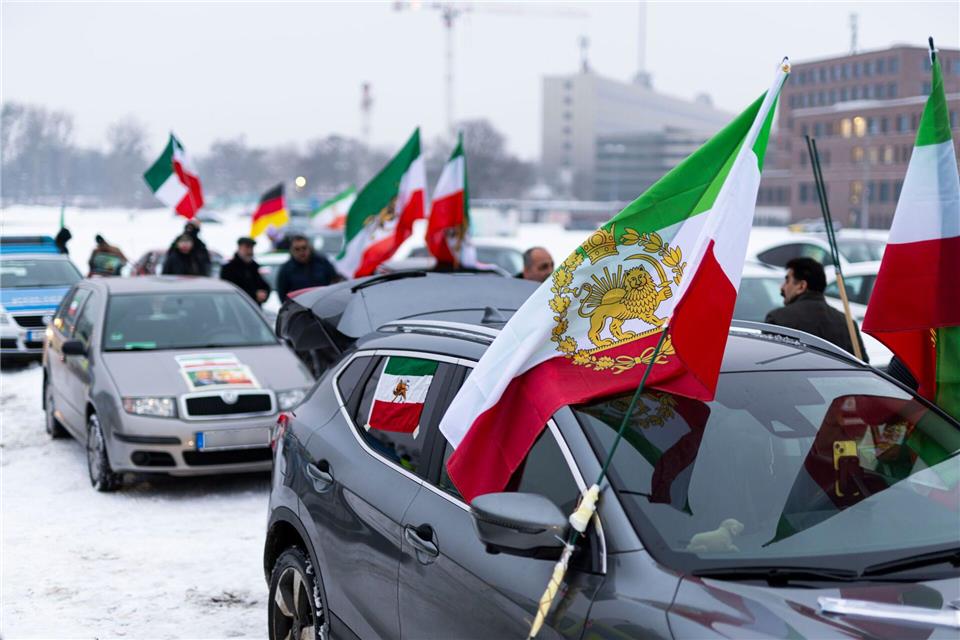 Der Autokorso startete am Schützenplatz in Hannover.Michael Matthey/dpa