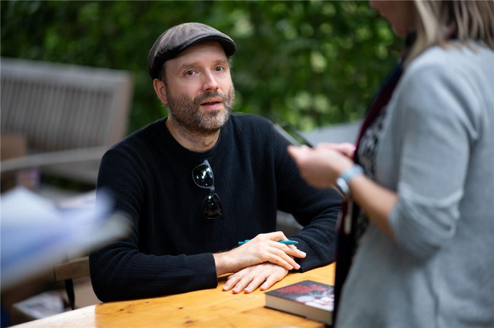 Der Autor Marc-Uwe Kling ist nach eigenen Angaben trotz seiner Erfolge immer noch eher sparsam. (Archivbild)Sebastian Christoph Gollnow/dpa