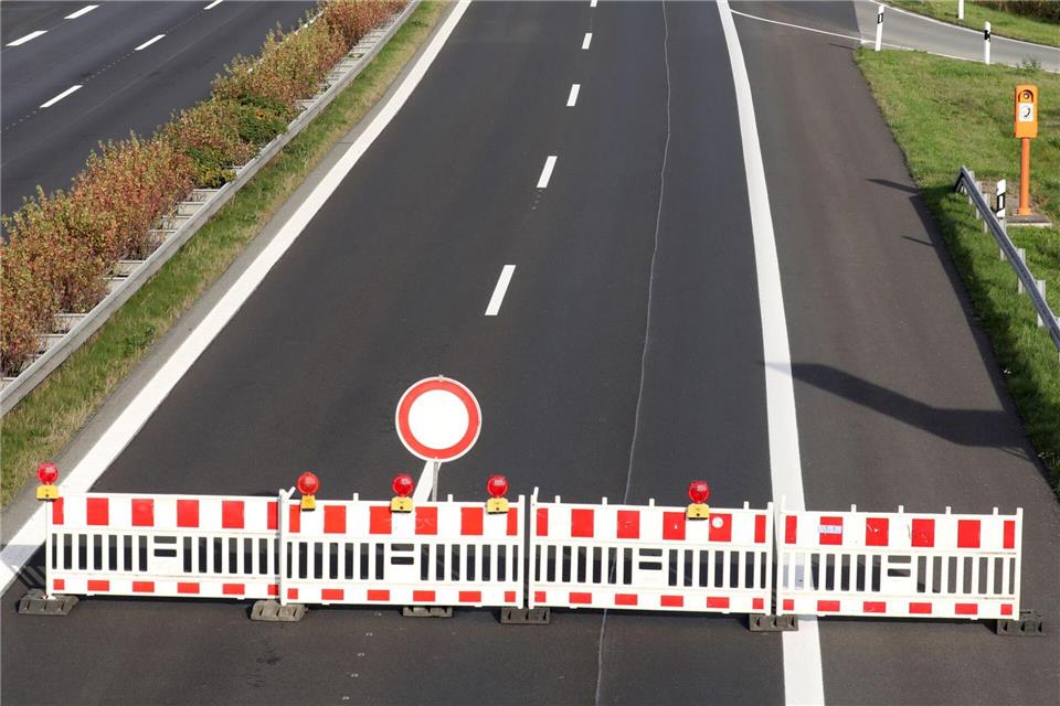 Der Autoverkehr könnte in NRW am Wochenende stark beeinträchtigt sein. (Symbolbild)Bernd Wüstneck/dpa-Zentralbild/dpa
