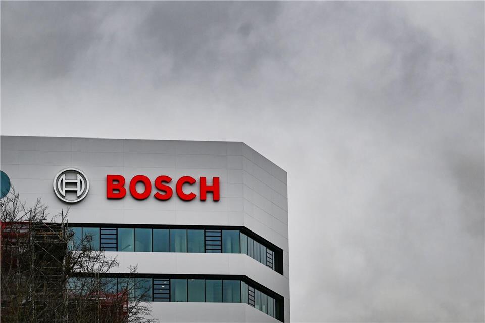 Der Autozulieferer Bosch muss noch mehr sparen als erwartet. (Archivbild)Bernd Weißbrod/dpa