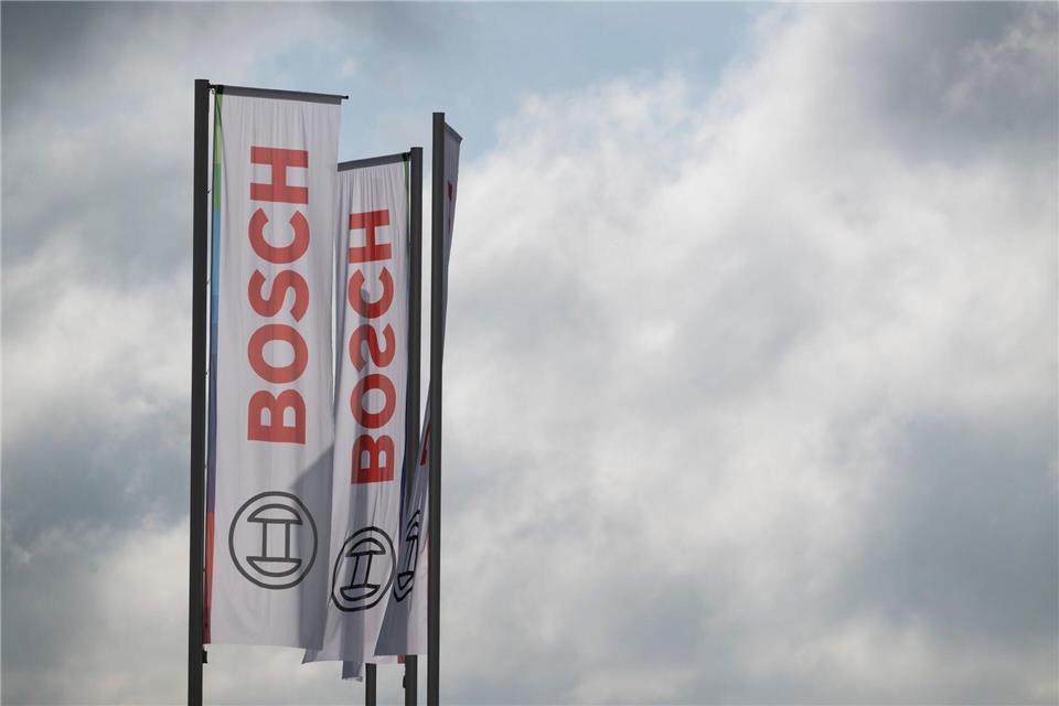 Der Autozulieferer Bosch muss sparen - und baut deshalb auch Stellen ab. (Archivbild)Marijan Murat/dpa