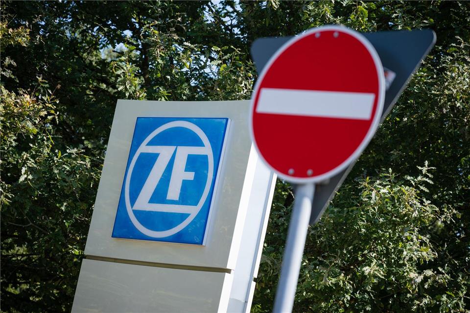 Der Autozulieferer ZF auf Schrumpfkurs - auch den Standort Brandenburg an der Havel soll der geplante Stellenabbau treffen. (Archivbild)Oliver Dietze/dpa