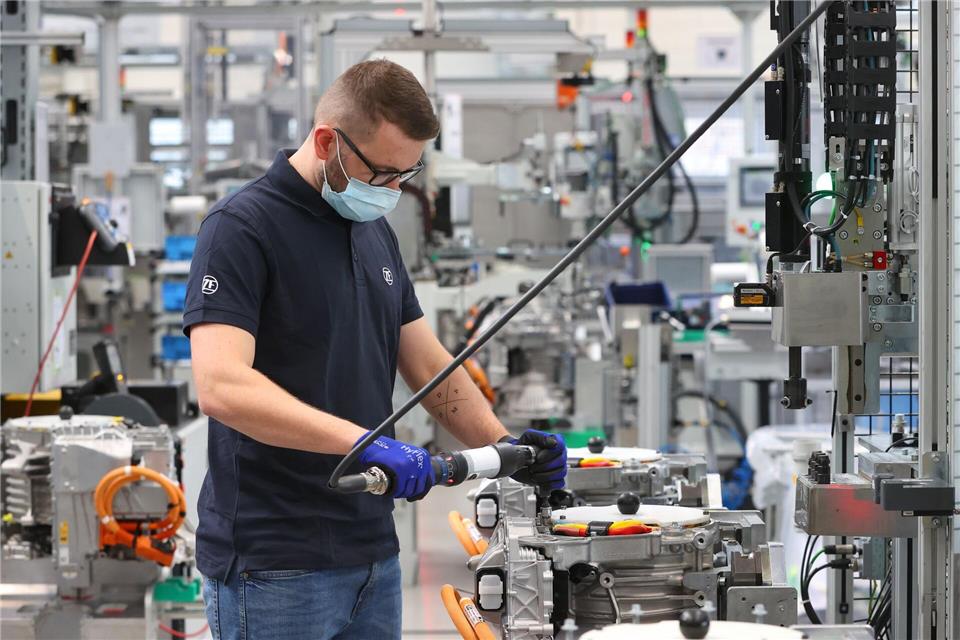 Autozulieferer ZF will Arbeitszeit in Schweinfurt kürzen Der Autozulieferer ZF will seine Belegschaft in Schweinfurt weniger Stunden arbeiten lassen, um Stellenstreichungen zu vermeiden. (Archivbild)Karl-Josef Hildenbrand/dpa