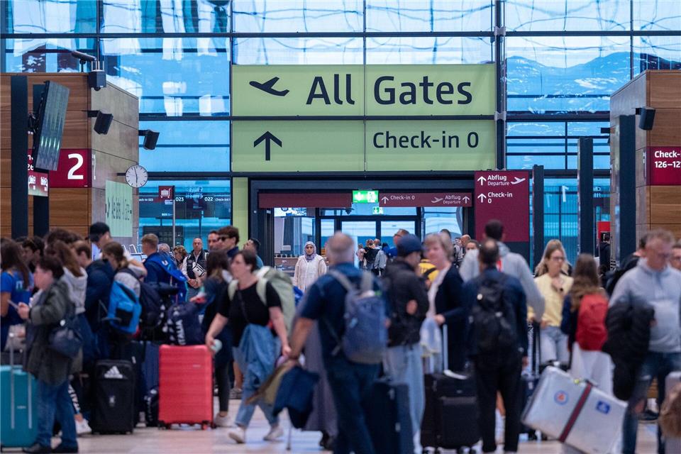 Der BER erwartet vor allem am Freitag sehr viele Fluggäste.Soeren Stache/dpa