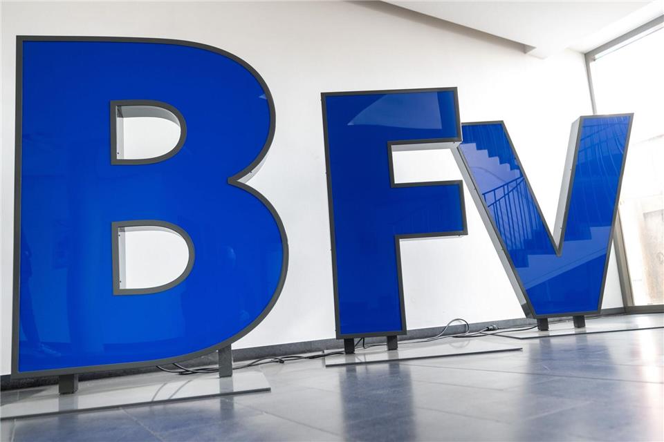 Todesdrohung gegen 12 Jahre alten Referee? Verband ermittelt  Der BFV ermittelt nach Drohungen gegen einen zwölf Jahre alten Schiedsrichter.Peter Kneffel/dpa