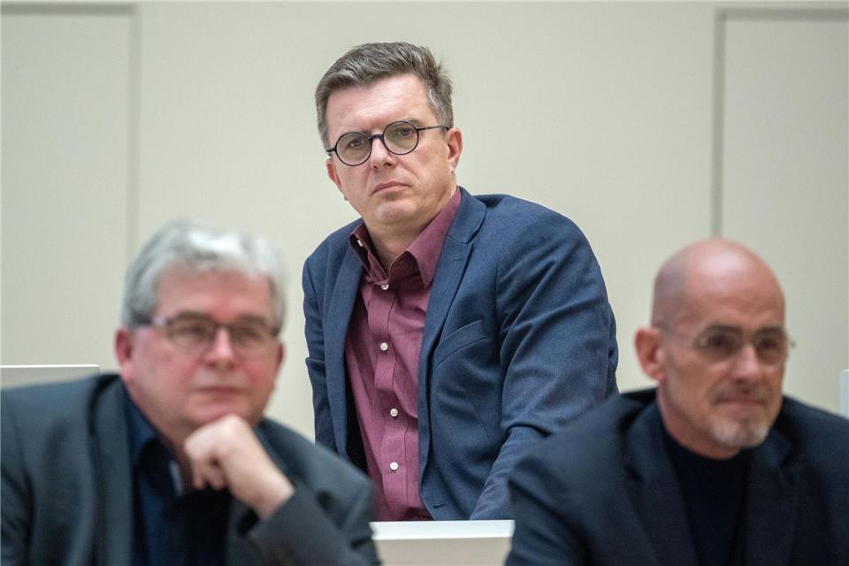 Der BSW-Landtagsabgeordnete Andreas Kutsche (M.) dringt wie Fraktionschef Niels-Olaf Lüders (r.) und der Parlamentarische Geschäftsführer Falk Peschel (l.) auf Rettungsdienstfahrten ohne Gebühren. (Archivbild)Soeren Stache/dpa