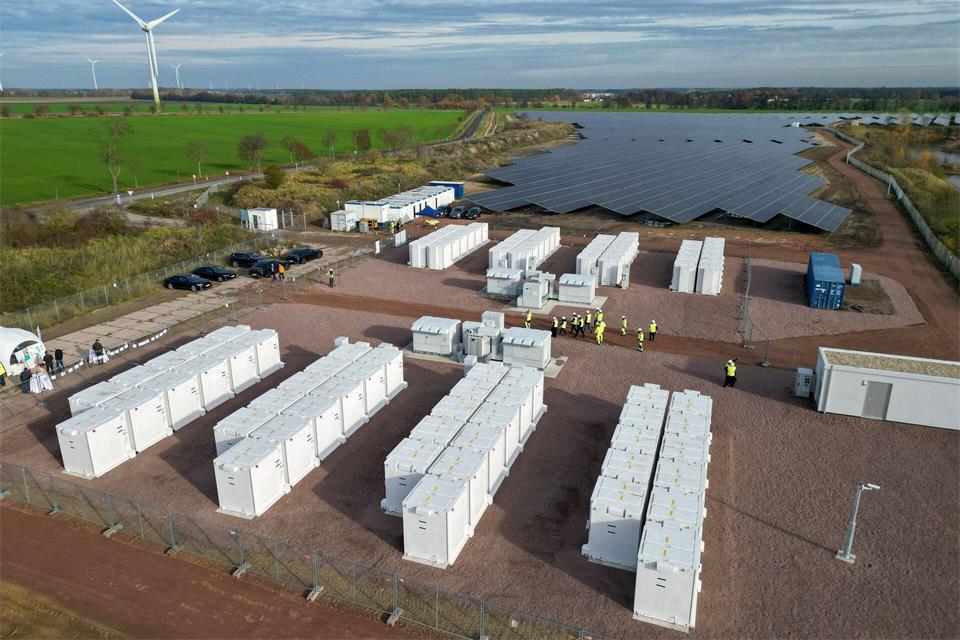 Der BSW-Solar plädiert für mehr Kombinationen aus Speicher und erneuerbaren Energien. (Archivbild)Jan Woitas/dpa