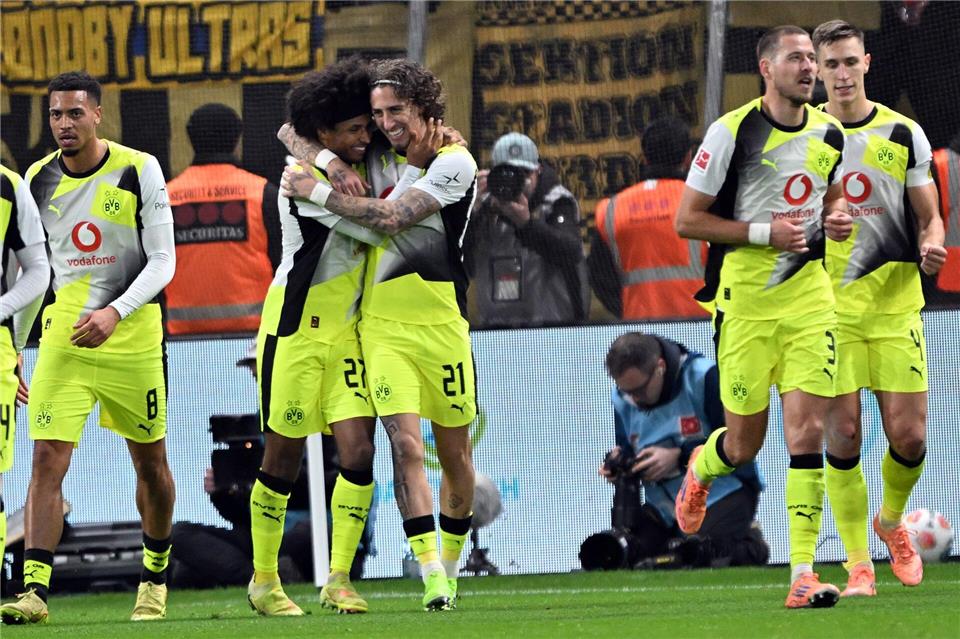 Der BVB jubelt im ersten der beiden wichtigen Duelle mit Leverkusen.Federico Gambarini/dpa