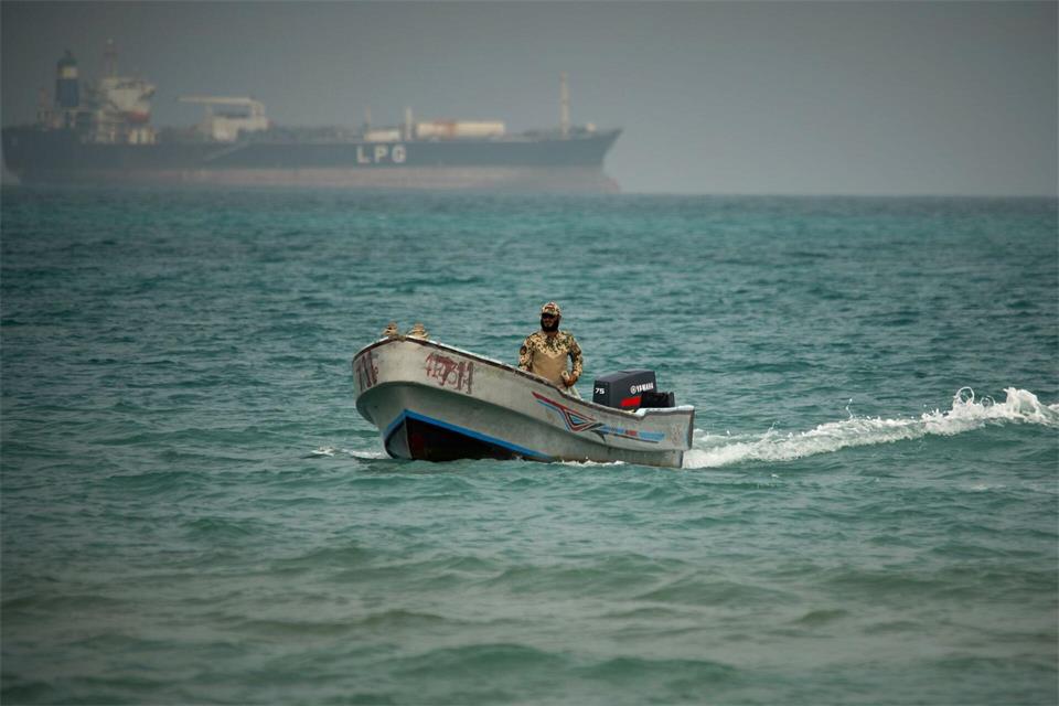 Der Bab al-Mandab verbindet das Rote Meer mit dem Golf von Aden und ist damit Teil einer für den Welthandel enorm wichtigen Schifffahrtsroute. (Archivfoto)Abdulnasser Alseddik/AP/dpa