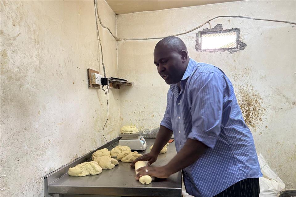 Der Bäcker Greyson Nyenze in seiner Backstube im kenianischen Slum Kibera. (Archivbild)Eva Krafczyk/dpa