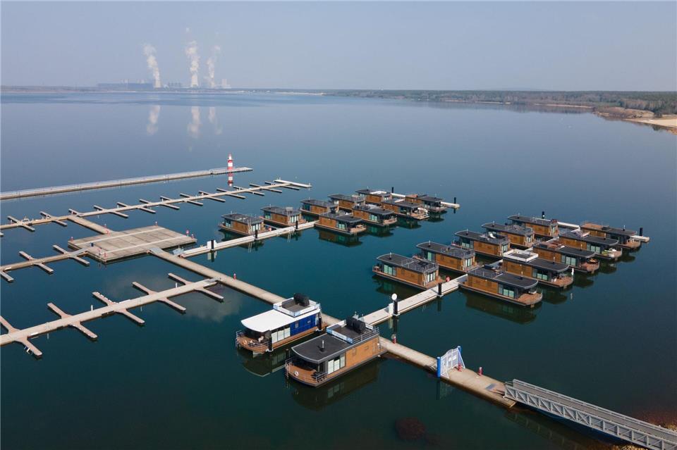 Der Bärwalder See ist der größte Binnensee Sachsens und bietet neben einem großen maritimen Angebot auch schwimmende Ferienhäuser. (Archivbild)Sebastian Kahnert/dpa-Zentralbild/dpa