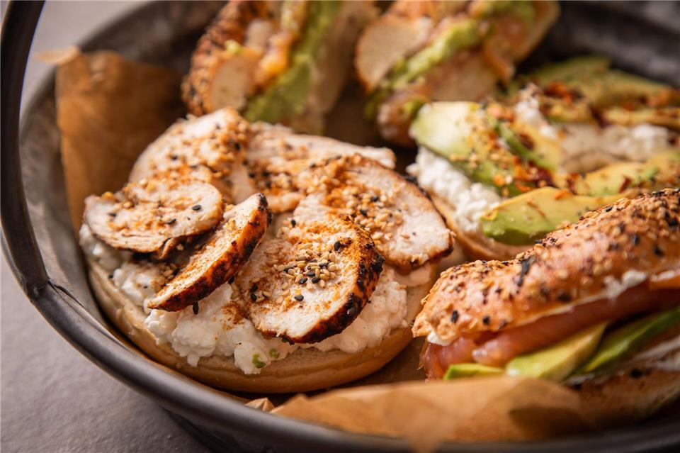 Der Bagel als Proteinbombe - mit körnigem Frischkäse und wahlweise Hühnchenbrust oder Avocado belegt. Christin Klose/dpa-tmn