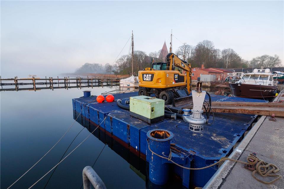 Der Bagger ist auf dem Weg zum Wal. Jens Büttner/dpa