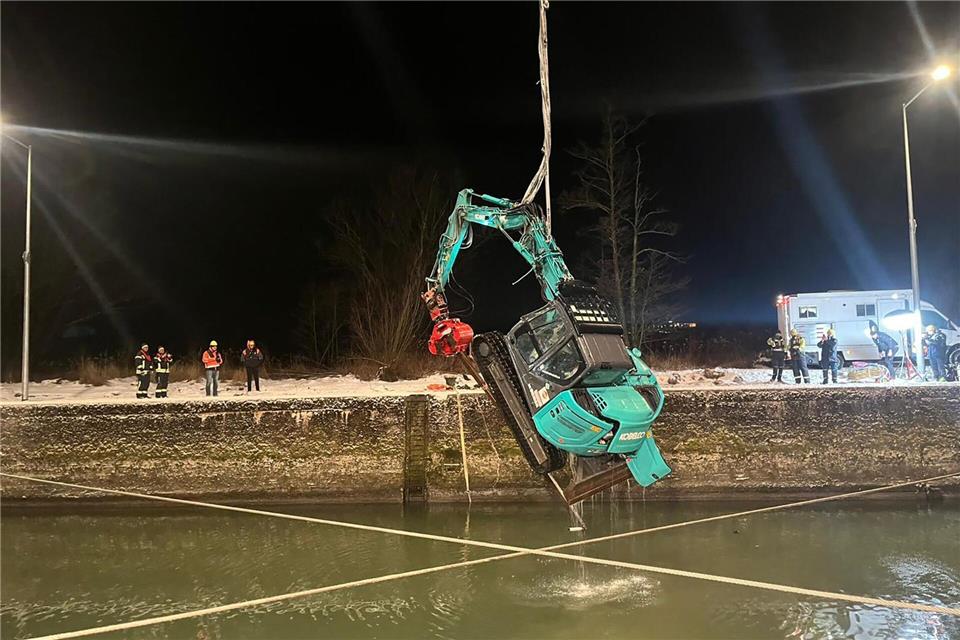 Der Bagger war in die Donau gerutscht und musste wieder herausgezogen werden. (Handout)-/Verkehrspolizeiinspektion Passau/dpa