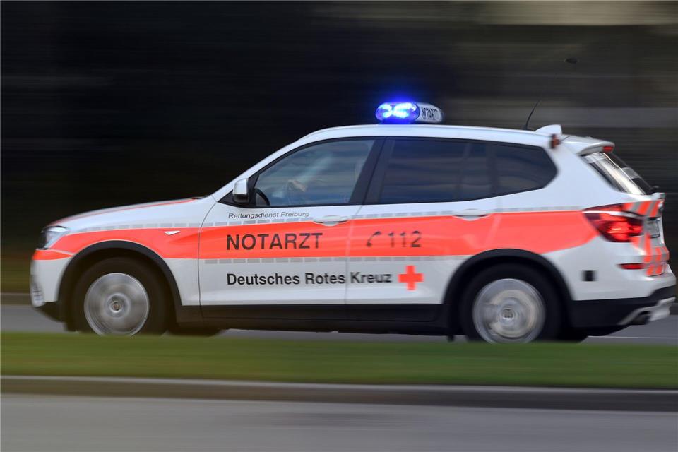 Der Baggerfahrer muss in ein Krankenhaus gebracht werden. (Symbolbild)Patrick Seeger/dpa