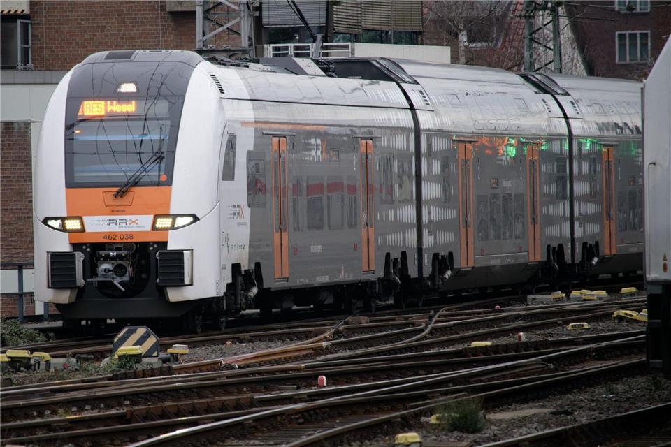 Der Bahnbetreiber National Express stellt wegen der extremen Hitze am Samstagnachmittag in NRW vorübergehend den Betrieb aller RRX-Linien ein. (Archivbild)Henning Kaiser/dpa