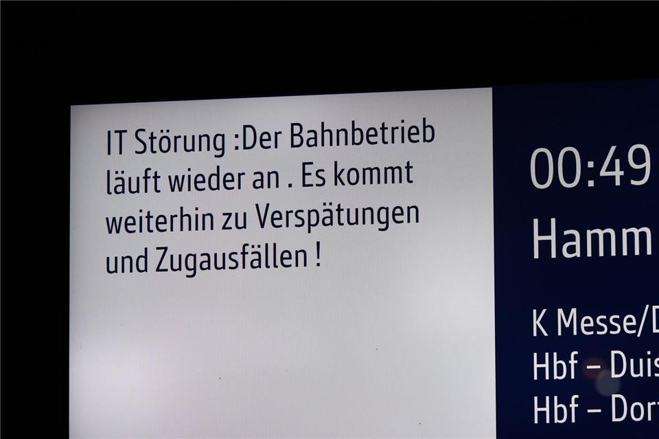 „Der Bahnbetrieb läuft wieder an“: Über diese Nachricht freuten sich Reisende in der Nacht. Rolf Vennenbernd/dpa
