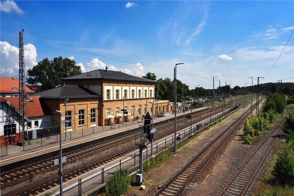Der Bahnhof Bad Belzig wurde schon vor vielen Jahren umfassend saniert - und dient nun als gutes Beispiel einer Weiterentwicklung im Sinne der Verkehrswende. (Archivbild)Soeren Stache/dpa-Zentralbild/ZB