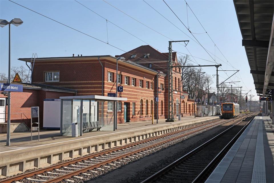 Der Bahnhof in Waren (Müritz) bleibt in den Herbstferien oft leerer als sonst. (Symbolbild)Bernd Wüstneck/dpa