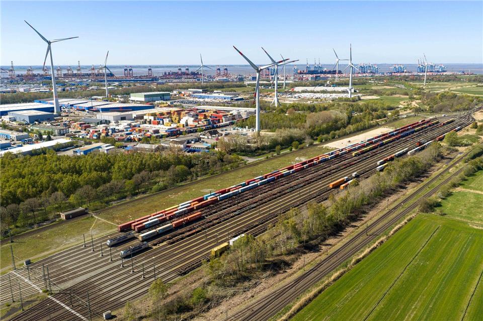 Der Bahnhof soll um sieben zusätzliche Vorstellgleise erweitert werden.Sina Schuldt/dpa