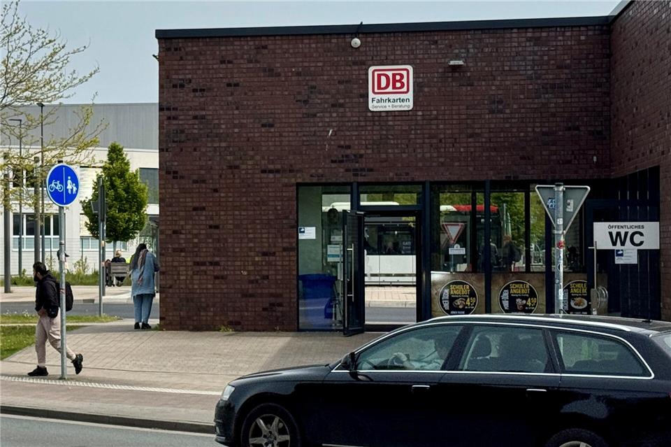Der Bahnschalter am Borkener Bahnhof wird schließen.
