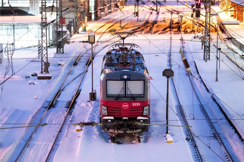 Der Bahnverkehr in Hamburg normalisiert sich nach dem Wintersturm.Daniel Bockwoldt/dpa