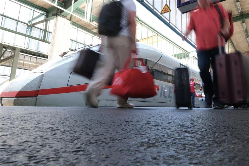 Der Bahnverkehr ist laut einem Bundespolizeisprecher eingestellt. (Symbolbild)Bernd Weißbrod/dpa