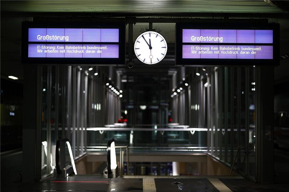 Der Bahnverkehr war wegen einer Funkstörung eingestellt. Moritz Frankenberg/dpa