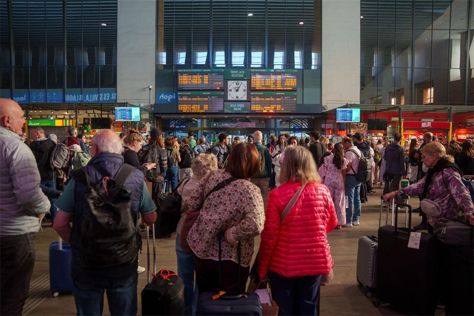 Der Bahnverkehr zwischen Madrid und Andalusien wurde unterbrochen.Francisco J. Olmo/EUROPA PRESS/dpa