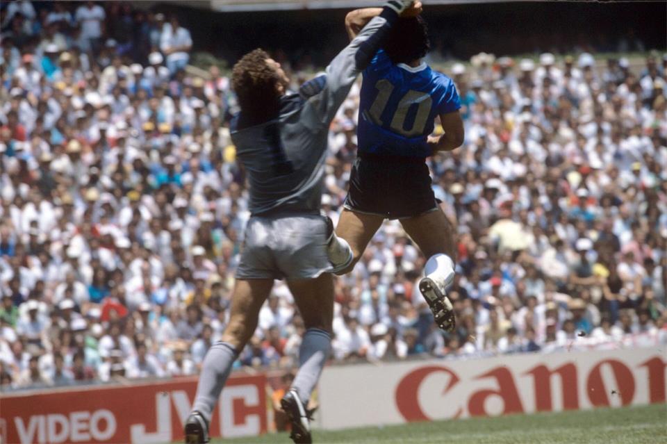 Der Ball, den Diego Maradona 1986 im Viertelfinale der Argentinier gegen England mit der Hand ins Tor bugsierte, erzielte bei einer Auktion umgerechnet rund 2,87 Millionen Euro. (Archivbild)dpa