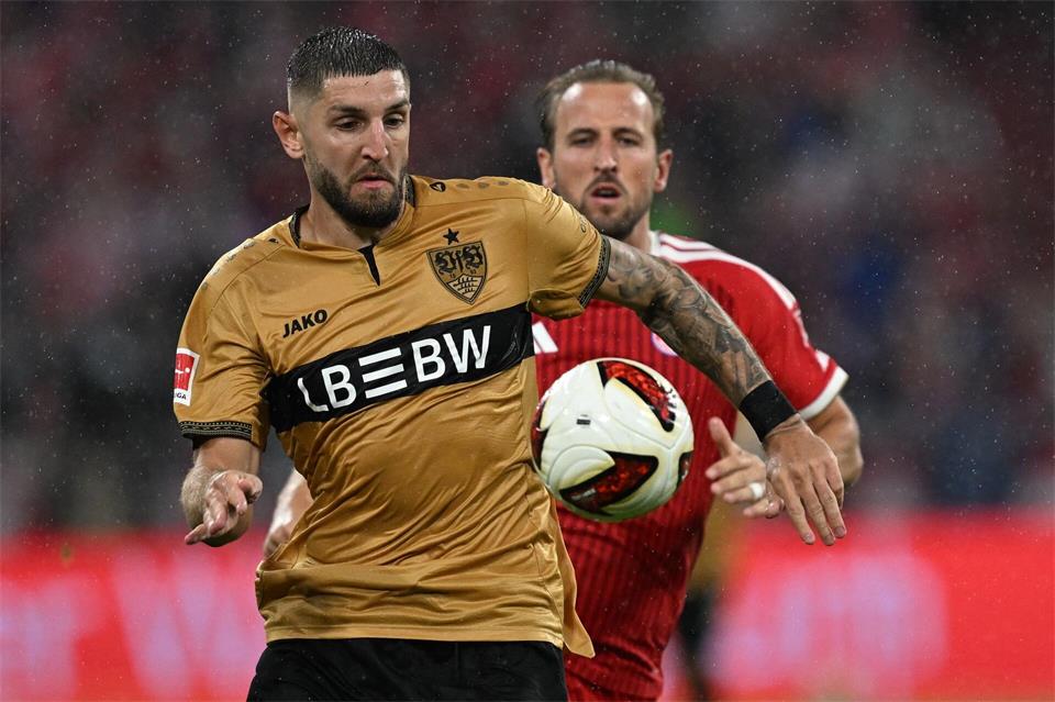 Der Ball rollt wieder. Die Bundesliga startet in die neue Saison. Stuttgarts Jeff Chabot (l) spielt vor Münchens Harry Kane den Ball.Sven Hoppe/dpa