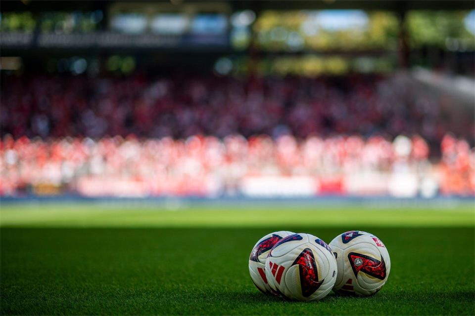 Der Ball ruht in den kommenden Wochen in der Bundesliga. (Archivfoto)Julius Frick/dpa