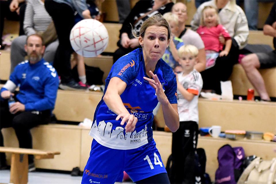 Der Ball schlägt ein: TV-Spielertrainerin Eva Westheider trug mit elf Toren zum 37:31-Sieg des TV Borken II gegen HSG Alpen/Rheinberg bei.