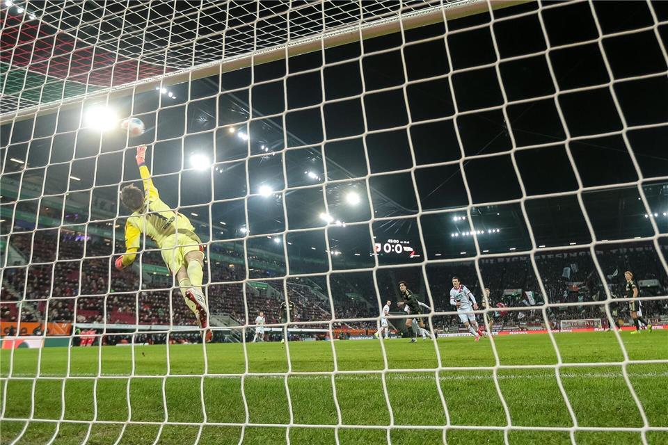 Der Ball schlägt nach dem Schuss von Alexis Claude-Maurice hoch im Berliner Tor ein.Harry Langer/dpa