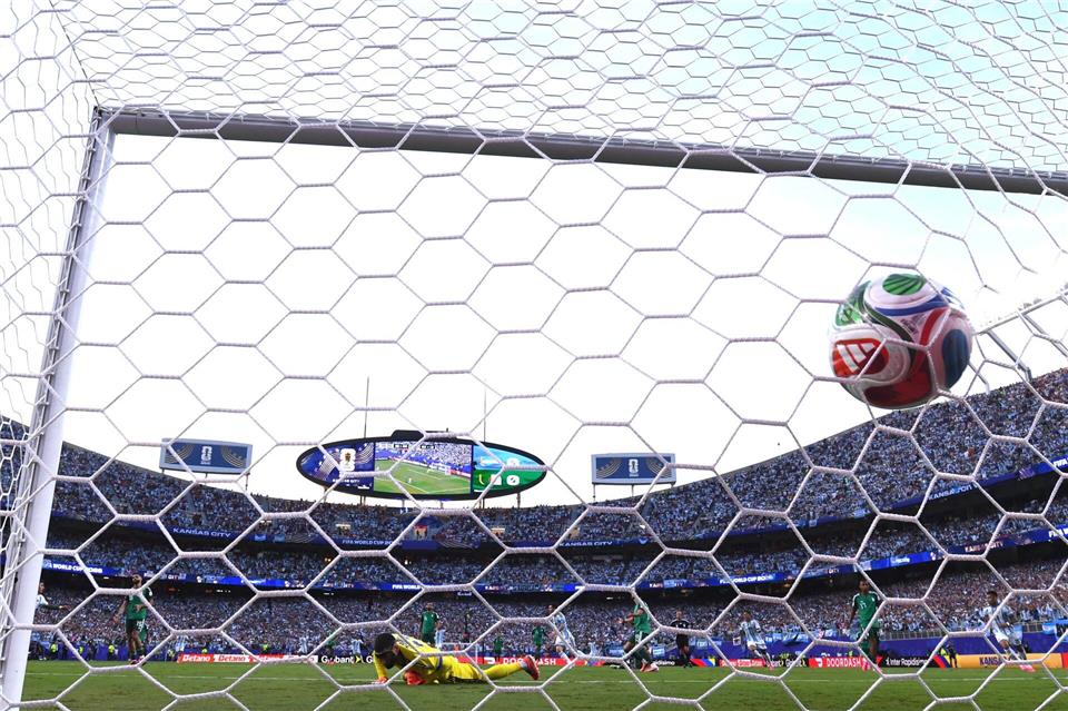 Der Ball schlägt zum Tor ein.Tom Weller/dpa