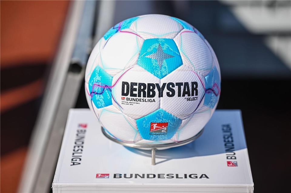Der Ball von Derbystar wird bald von adidas abgelöst. Harry Langer/dpa