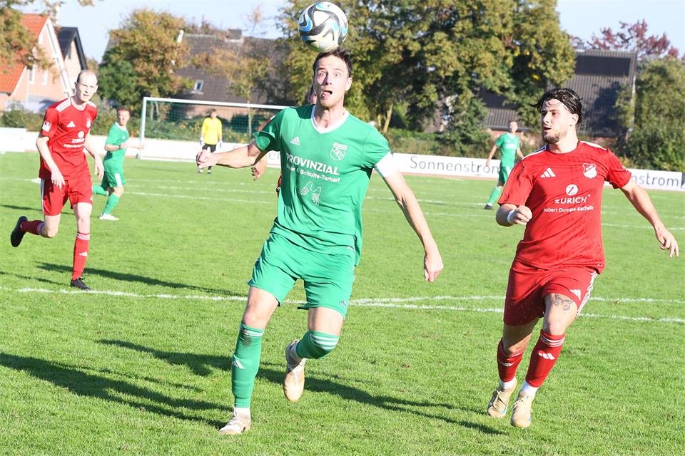 Der Ballbeschwörer: David Steinkamp (vorne) richtet die volle Konzentration auf das Spielgerät.