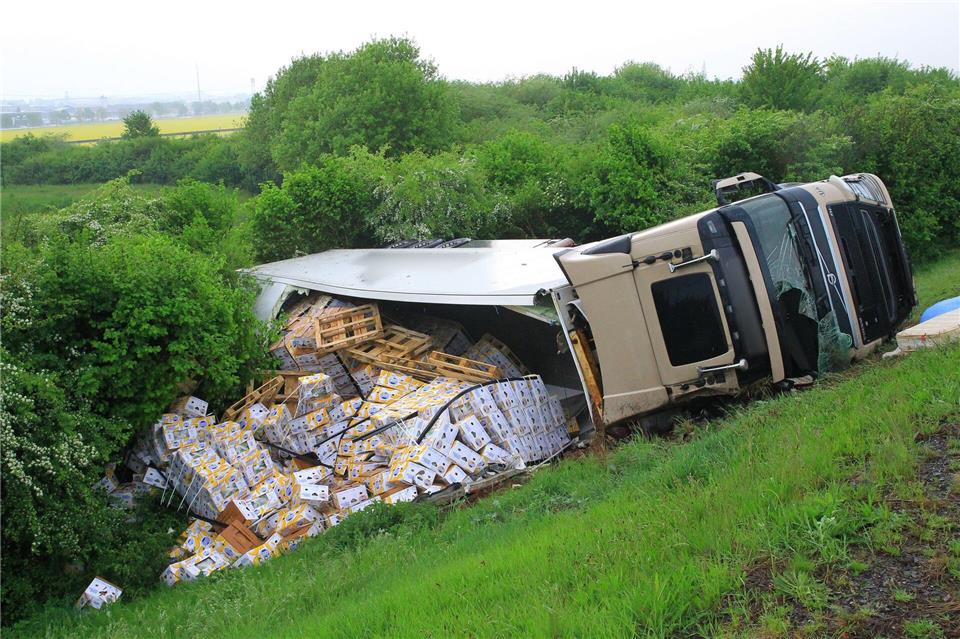 Der Bananenlaster kippte auf der A38 im Kreis Mansfeld-Südharz um.Silvio Dietzel/-/dpa