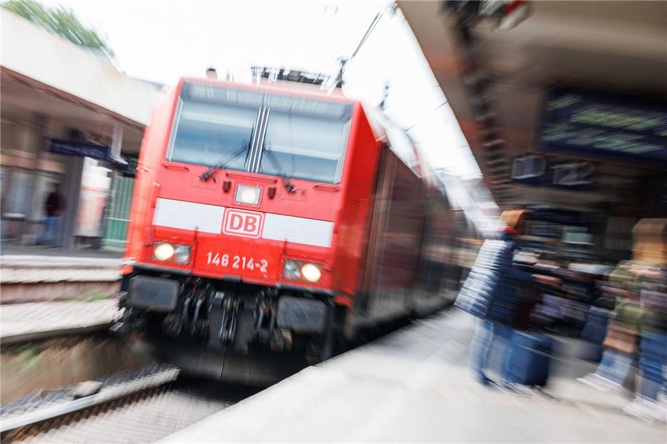 Niedersachsen-Ticket wird Mitte Dezember teurer Der Basispreis des Niedersachsen-Tickets für den Nahverkehr steigt um einen Euro auf 28 Euro. (Archivbild) Michael Matthey/dpa