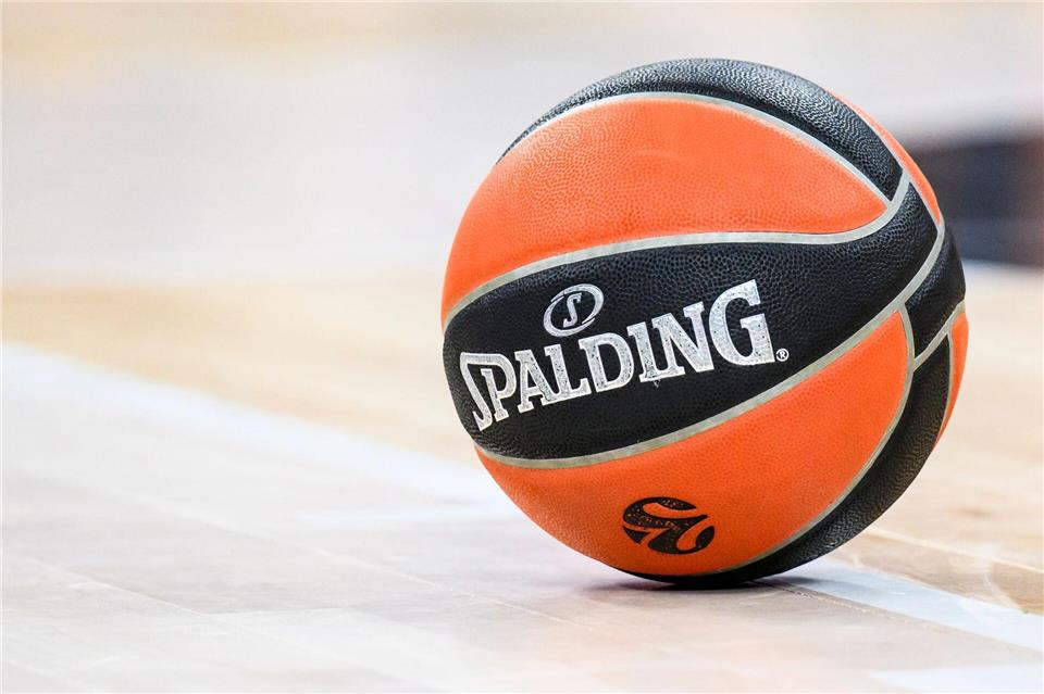 Der Basketball fliegt bald wieder in Israel durch Körbe.Tom Weller/dpa