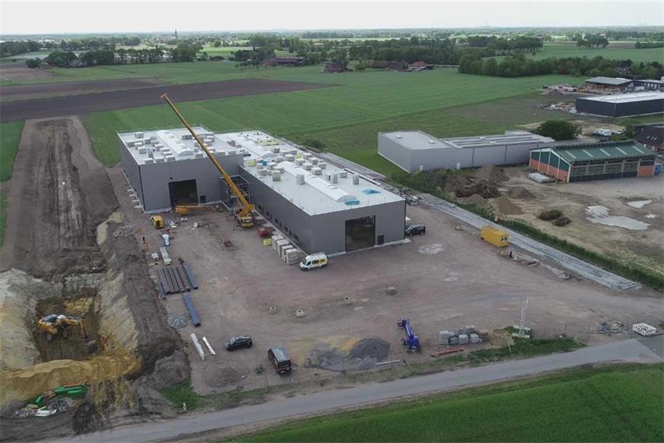 Der Bau der Firma Nießing in Raesfeld ist im Plan. Östlich davon (links im Bild) entsteht ein großes Regenrückhaltebecken.