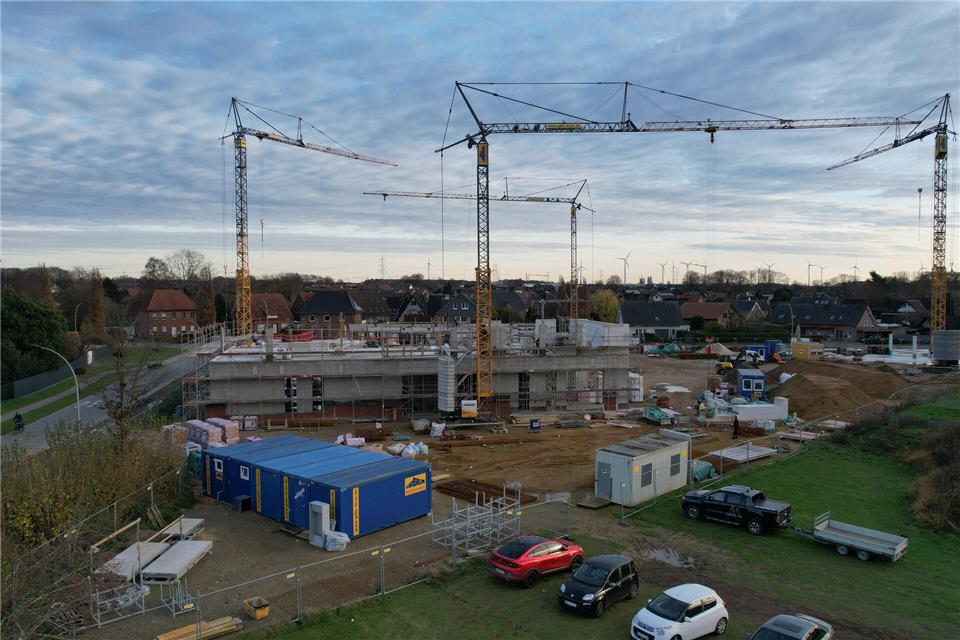 Der Bau des Edeka-Marktes an der Velener Straße schreitet voran. Oberhalb des Vollsortimenters sind Seniorenwohnungen geplant.