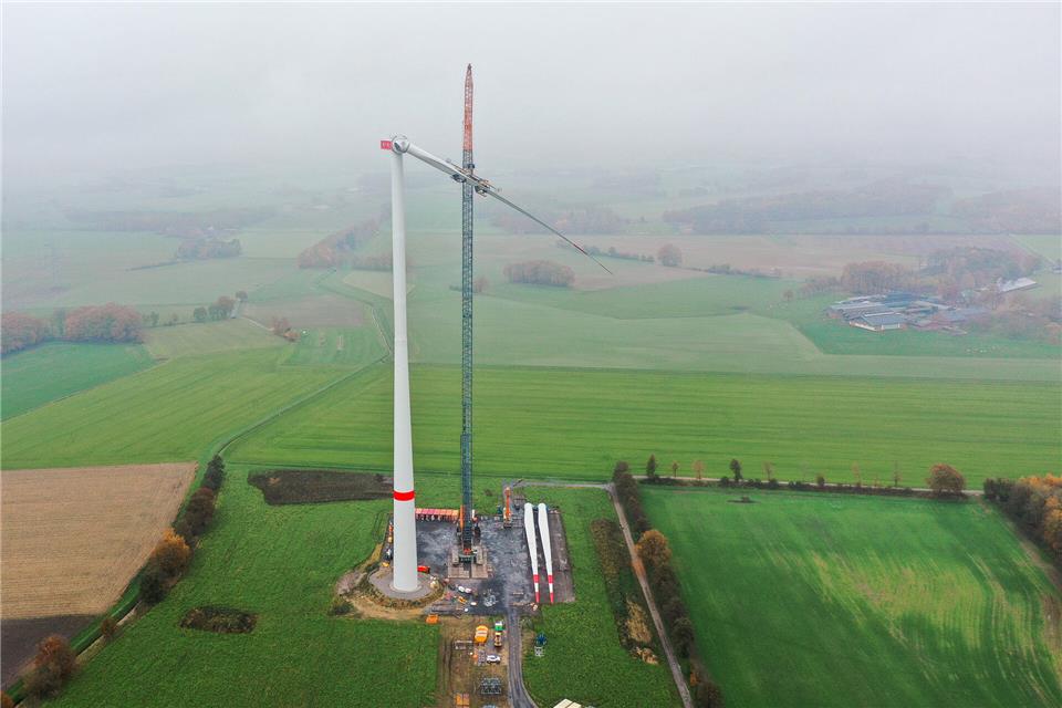 Der Bau des Windrads erfordert einen hohen technischen Aufwand.