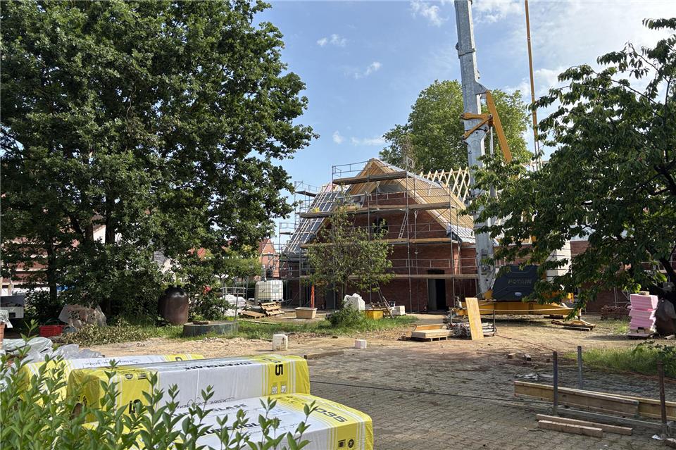 Der Bau des neuen Dorfgemeinschaftshauses in Erle schreitet in großen Schritten voran.