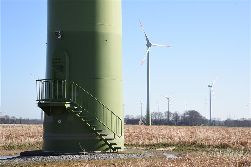 Der Bau neuer Windkraftanlagen ist kompliziert: Der Rat hat mehrheitlich das Einvernehmen für die Anlangen abgelehnt, die die Erler Lohr GbR am Gelände einer ehemaligen Tongrube an der Marienthaler Straße plant.