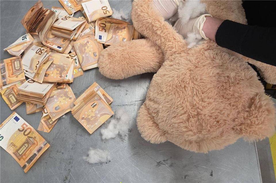 Der Bauch eines von der Polizei geöffneten Teddybären steckte voller 50-Euro-Scheine.---/Politie Westelijke Mijnstreek/dpa