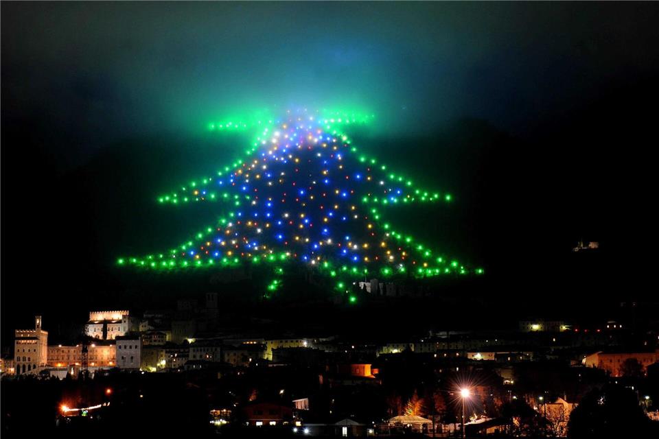 Der Baum so groß wie ein Berg: Eine 750 Meter hohe Lichtinstallation mit Hunderten Leuchtpunkten erstrahlt im Dezember 2009 am Berghang im italienischen Gubbio. (Archivbild)Pietro Crocchioni/epa/ANSA/dpa