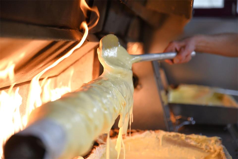 Der Baumkuchen wird immer noch traditionell von Hand über offenem Feuer auf einer Walze gebacken. (Archivbild) Simon Kremer/dpa