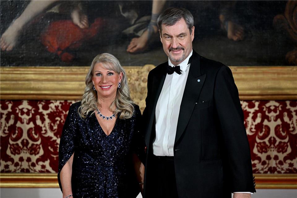 Der Bayerische Ministerpräsident Markus Söder und seine Frau Karin Baumüller-Söder zeigen sich beim Neujahrsempfang des Regierungschefs in der Münchner Residenz beim Defilee.Felix Hörhager/dpa