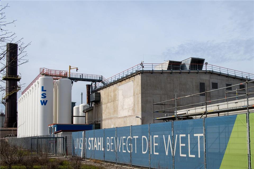 Der Bayerische Verwaltungsgerichtshof sieht es als legitim an, dass die Lech-Stahlwerke für eine Fabrikerweiterung Wald roden. (Archivbild)Stefan Puchner/dpa